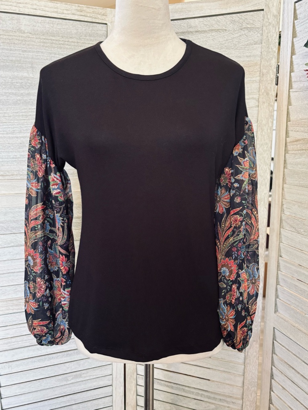 CCK STYLE Women’s SZ M, Black Knit Top w/Semi-Sheer Vibrant Floral Puff Sleeves